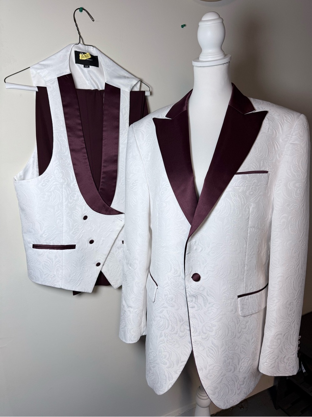 Men’s White & Burgundy Paisley Tuxedo Suit – 3 Piece Formal Set 🤵✨
